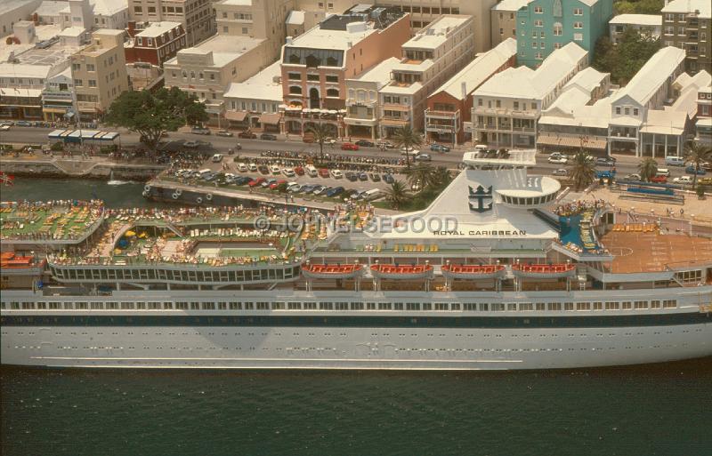 IMG_JE.AIR09.jpg - Aerial photograph of Cruise Shipp docking on Front Street, Bermuda