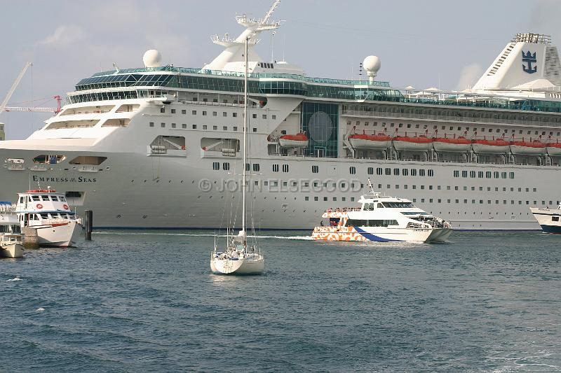 IMG_JE.BO101.jpg - Fast Ferry and Cruise Ship, Hamilton, Bermuda