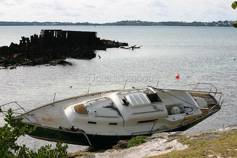 IMG_JE.BO60.JPG - Old Yacht grounded at Spanish Point, Bermuda