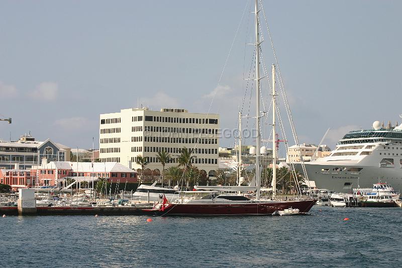 IMG_JE.BO94.jpg - Cruise Ship at luxury yachts in Hamilton, Bermuda