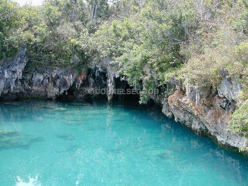 IMG_JE.CAV02.JPG - Caves and lake at Blue Hole, Bermuda