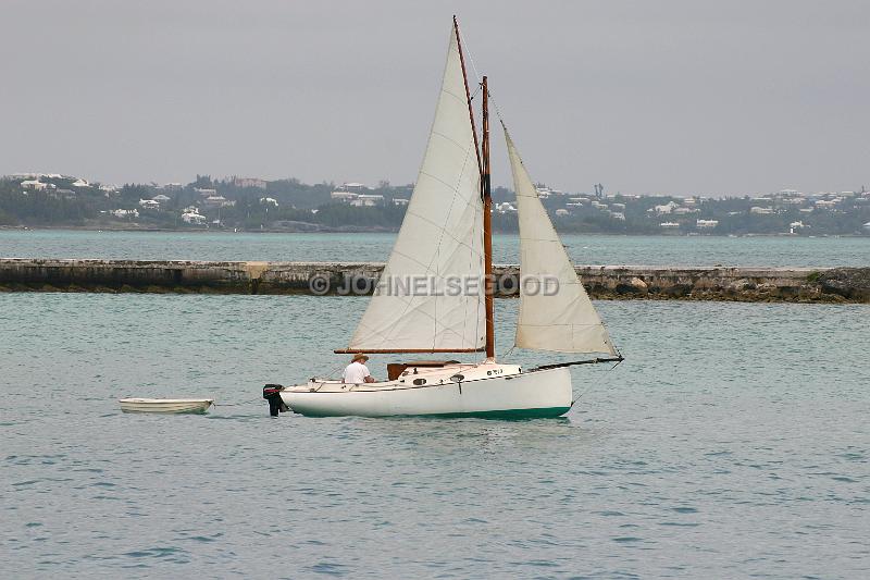 IMG_JE.DOC19.JPG - Small sailboat in Dockyard Harbour, Bermuda