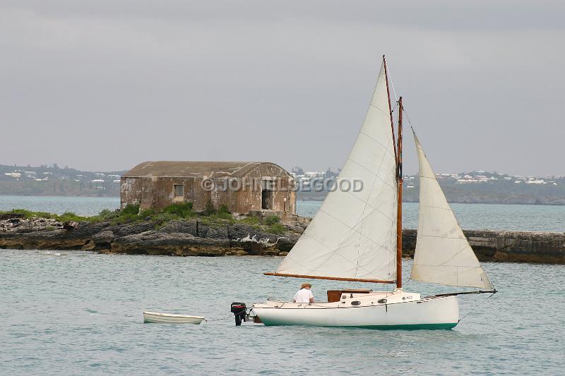 IMG_JE.DOC21.JPG - Small Sailboat in Dockyard Harbour, Bermuda