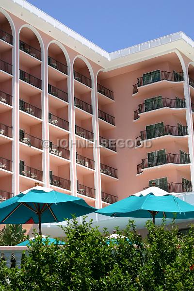 IMG_JE.FS28.JPG - Fairmont Southampton Resort Hotel, Umbrellas by the pool, Bermuda