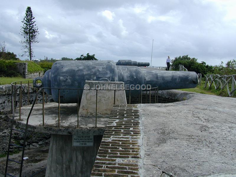 IMG_JE.FHAM09.JPG - Guns, Fort Hamilton, Bermuda