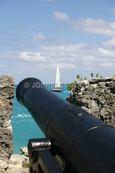IMG_JE.GF23.JPG - Cannon and yacht, Gates Fort, St. George's, Bermuda