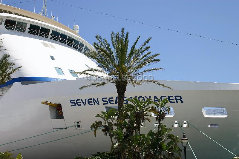 IMG_JE.HAM172.JPG - Seven Seas Voyager docked on Front Street, Bermuda