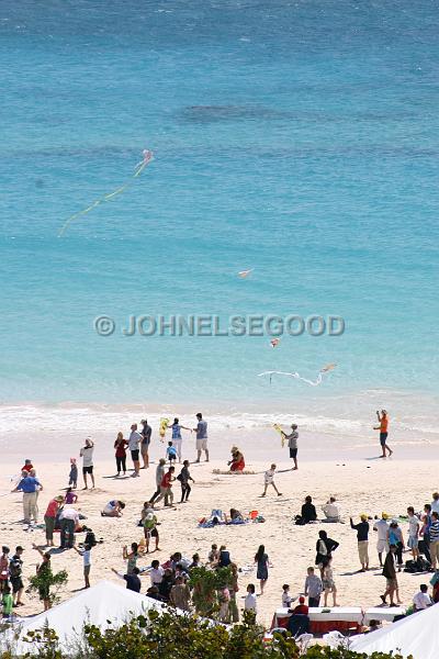 IMG_JE.KI02.JPG - Kite flying at Easter, Horseshoe Beach, South Shore, Bermuda