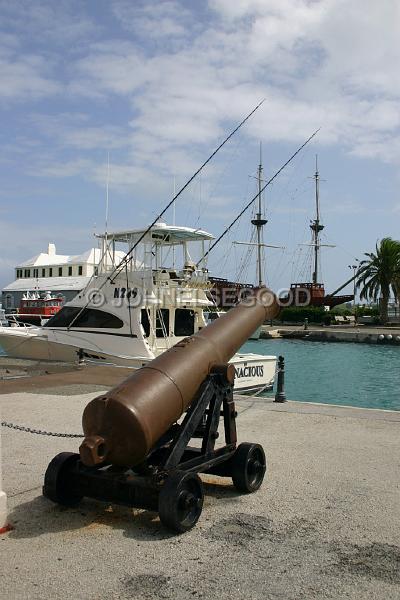 IMG_JE.SG31.JPG - Cannon and fishing boat, St. George's, Bermuda