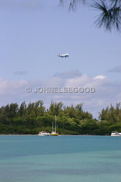 IMG_JE.AI09.JPG - Air Canada approaching over Coney Island, Bermuda