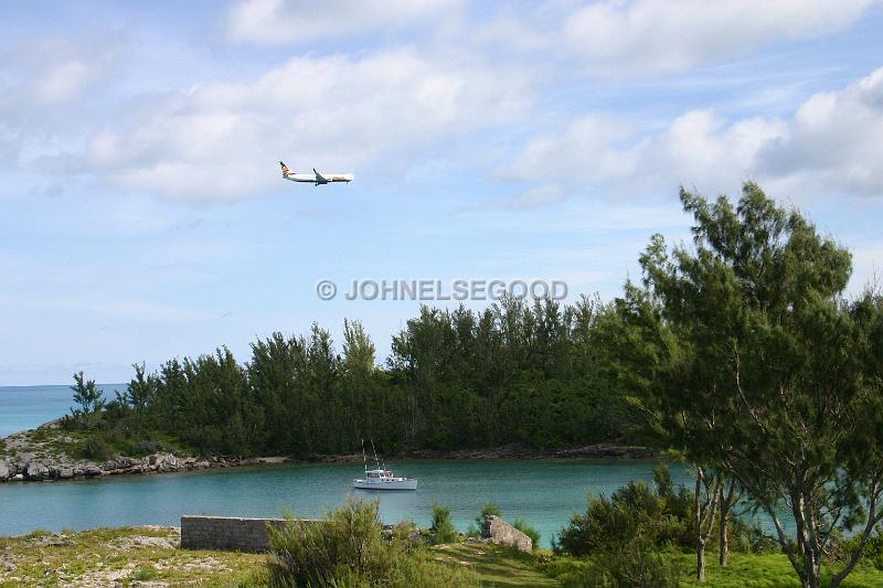 IMG_JE.AI12.JPG - Airplane approaching Bermuda over Ferry Reach