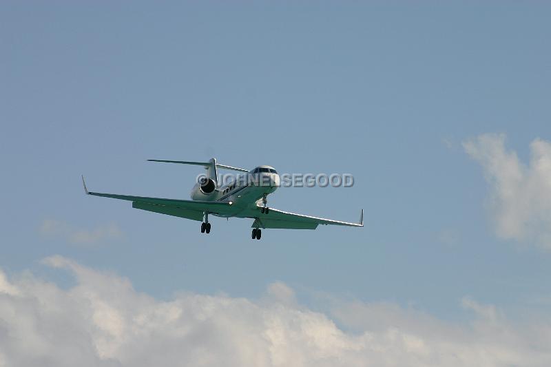 IMG_JE.AI15.JPG - Private jet approaching Bermuda Airport