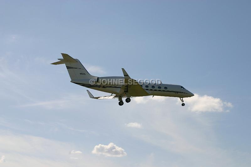 IMG_JE.AI18.JPG - Corporate jet coming into land, Bermuda International Airport