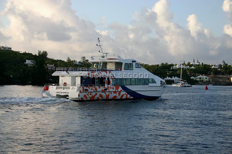 IMG_JE.FE71.jpg - Fast Ferry Venturilla in Hamilton Harbour, Bermuda