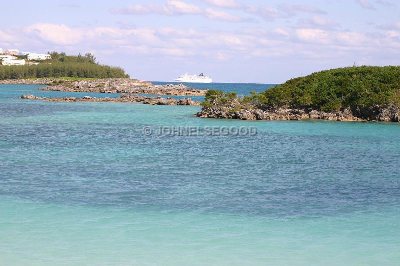 IMG_JE.WAT1.JPG - Shallow waters of Turtle bay with passing cruise ship, Bermuda
