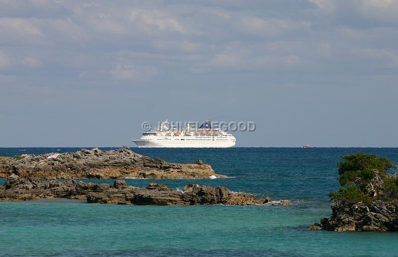 IMG_JE.WAT4.JPG - Cruise Ship in Bermuda waters