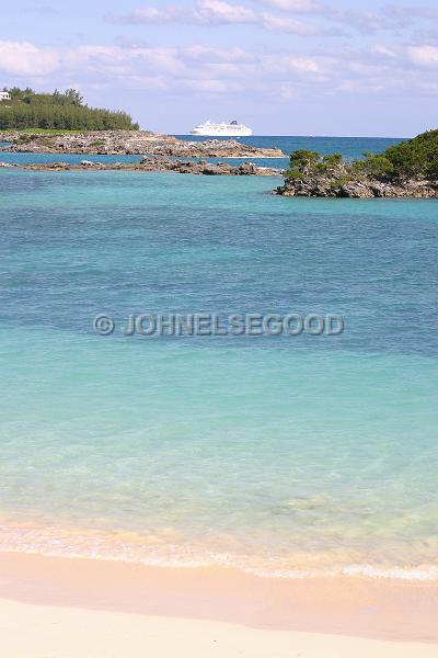 IMG_JE.WAT7.JPG - Shallow waters of Turtle bay with passing cruise ship