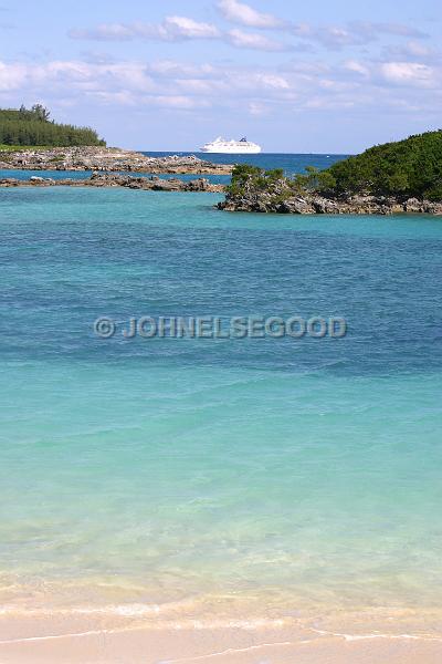 IMG_JE.WAT8.JPG - Shallow waters of Turtle bay with passing cruise ship